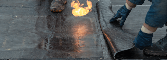 Profissionais realizando a impermeabilização da estrutura da piscina