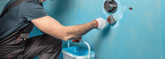 Profissional impermeabilizando estrutura