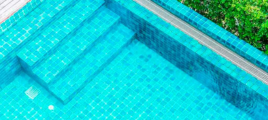 Piscina após o serviço de substituição de azulejos realizado