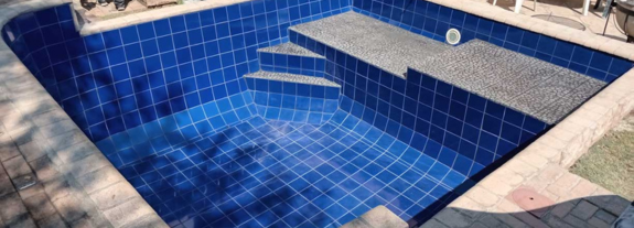 Piscina de cliente após a substituição dos azulejos na Barra da Tijuca - RJ